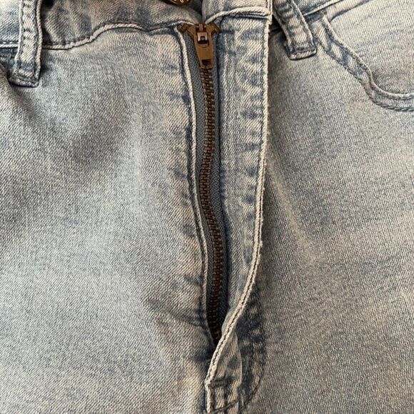 Forever 21 | High Rise Light Wash Skinny Jeans | Size 28 - Picture 6 of 8